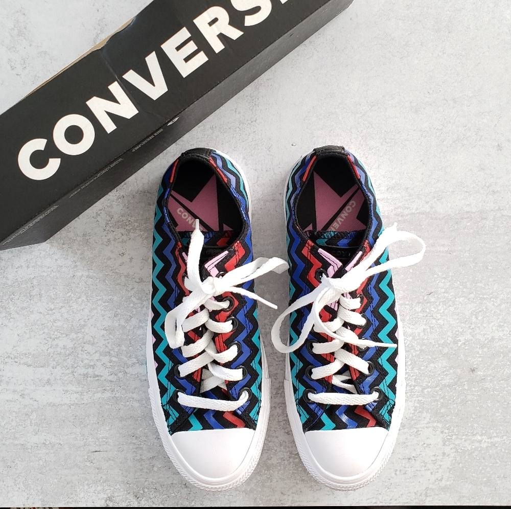 Converse CTAS VLTG Low Top Sneakers Chevron Heart Black Blue Pink SZ 6.5 - Picture 1 of 7